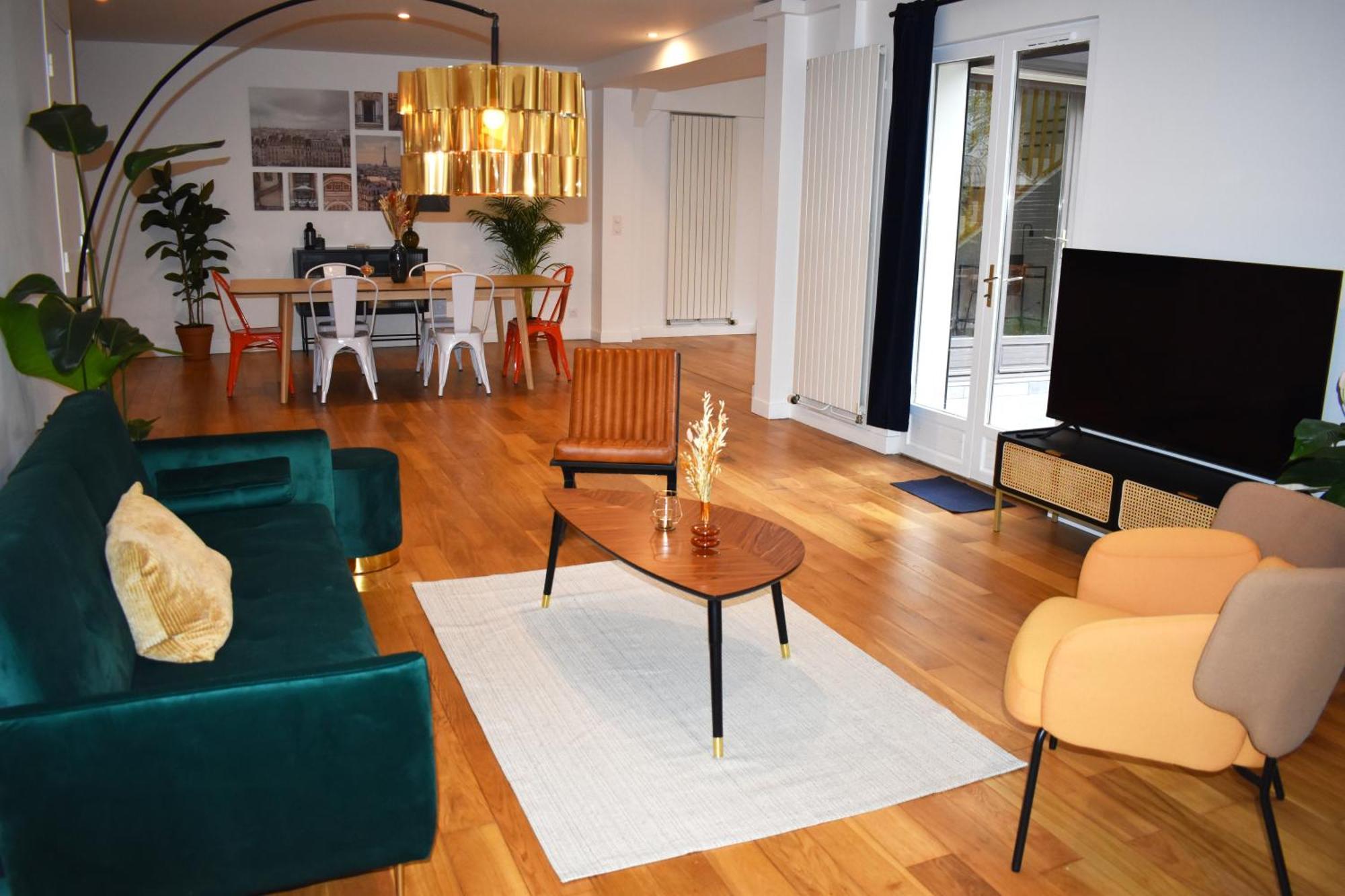 Great With Private Garden Apartment Clichy